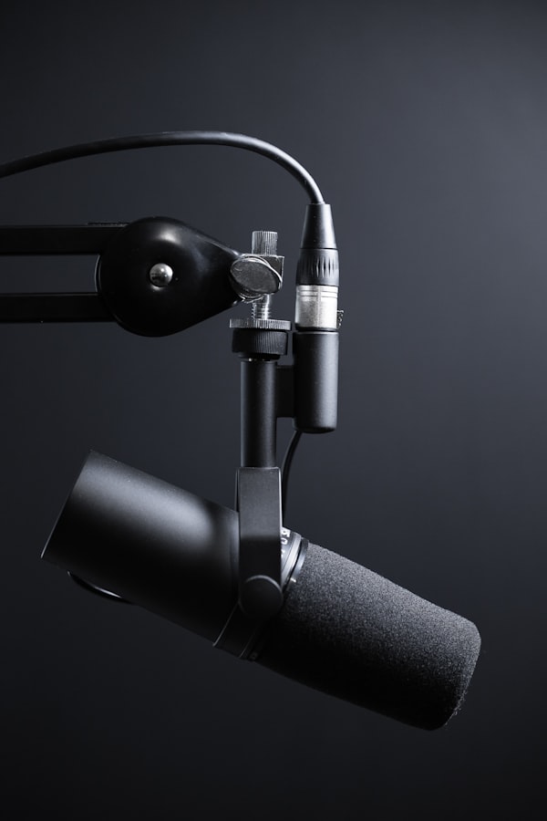Configuración técnica con dos micrófonos profesionales para grabación de podcast